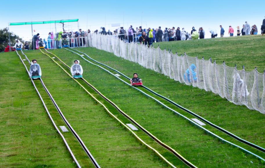 飞拉达,步步惊心,有轨滑草,凌空飞步.超多刺激精彩项目,等你五一来嗨!
