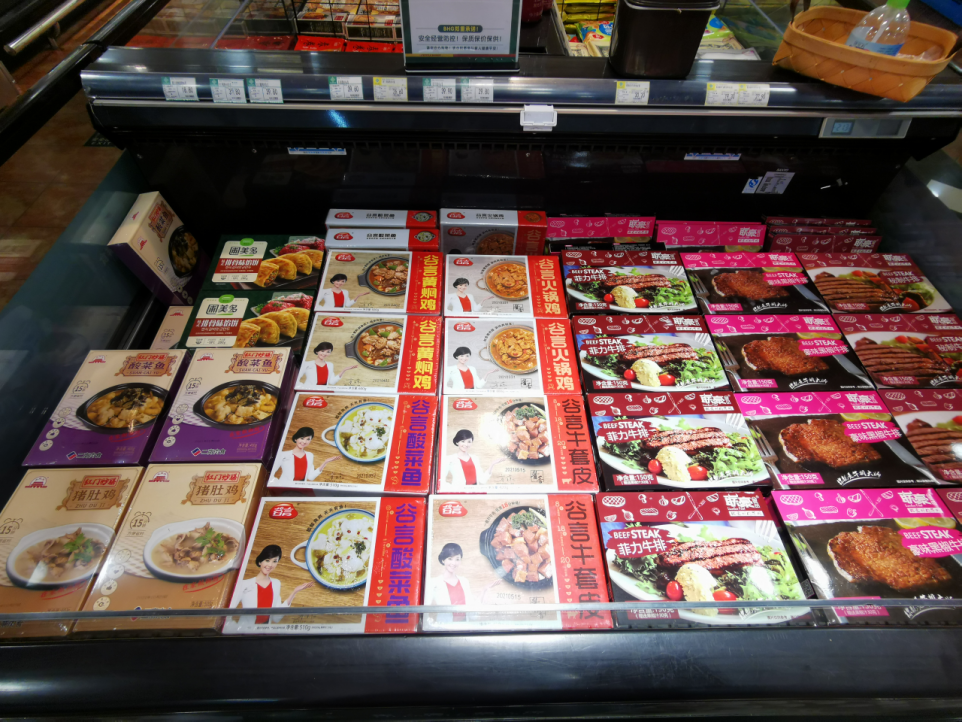 北京某超市的预制菜品专柜。本报记者高佳晨 摄