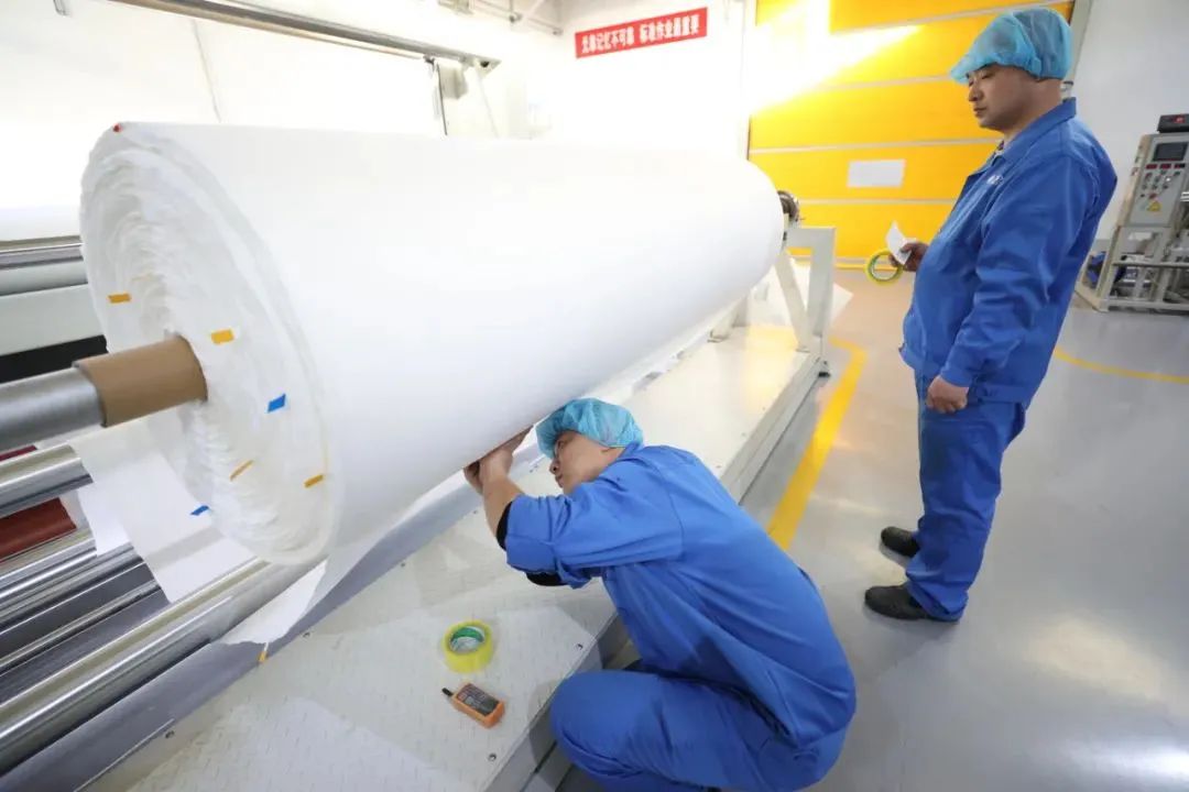 位于廊坊开发区的东纶科技实业有限公司是专业水刺非织造布生产供应商