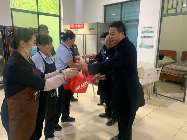 殡葬职工用坚守诠释劳动最光荣昆明西郊殡仪馆工会五一系列活动温暖