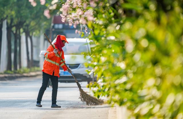 5月3日,广西南宁市邕宁区环卫工人在街头清扫保洁.新华社发(马华斌摄)