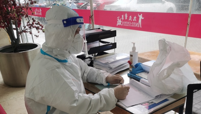 上海机关干部进驻社区抗疫10余天：从80%区域封控到数次筛查全阴