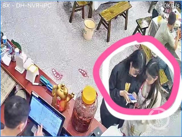 小龙虾老板指认的两名逃单女子(红圈里) 图片来源:受访者提供