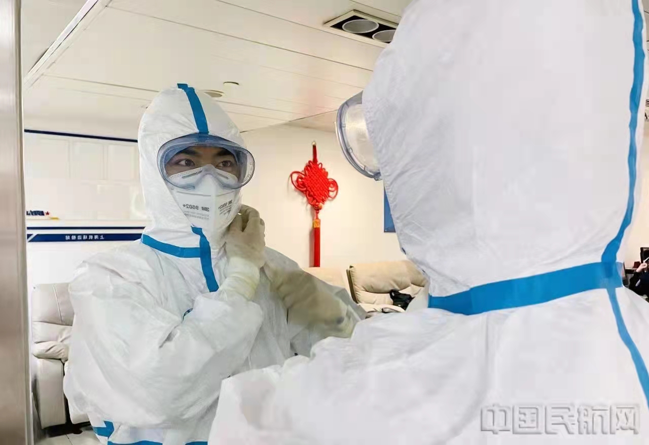 曾斌穿好防护服准备上岗执勤(魏文亨/摄)