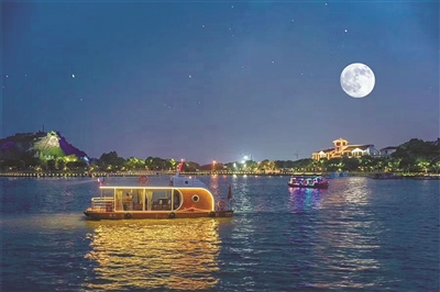东钱湖水上巴士启动夜游模式.通讯员 张熙 摄