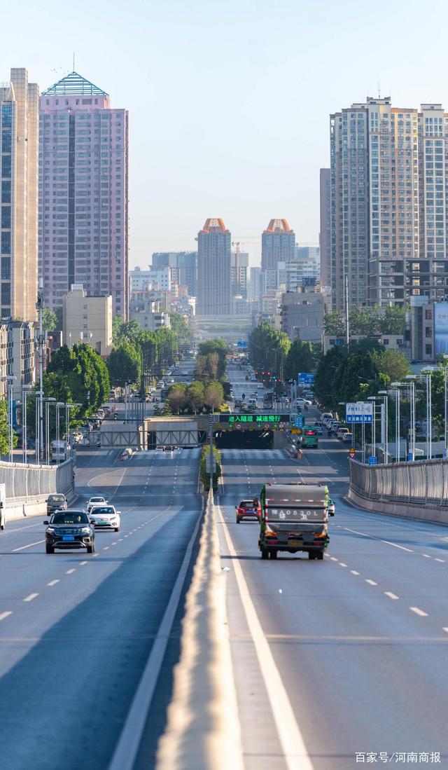 摄影报道丨郑州街头不见往日车流