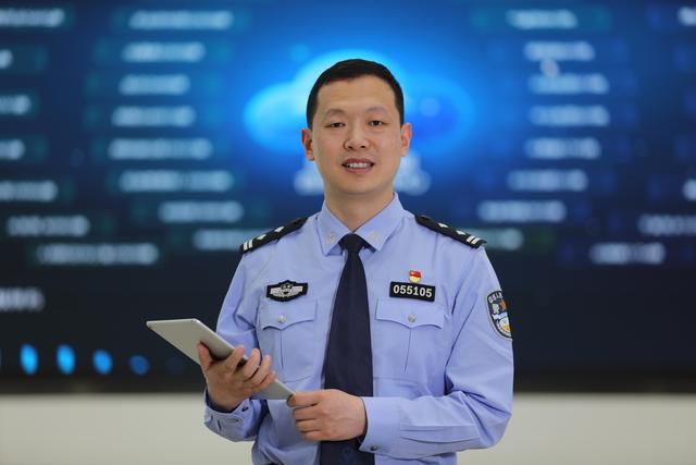 中国青年五四奖章获得者张旗穿了15年警服的数据科学家