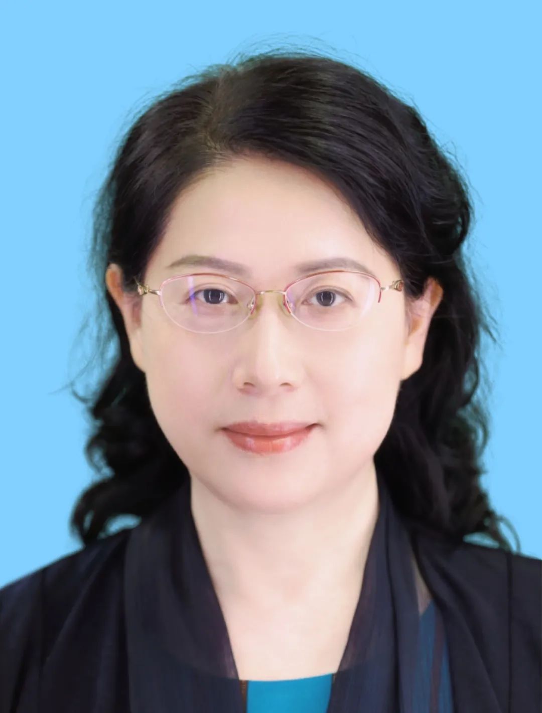 何静,女,汉族,1964年12月生,湖北巴东人.研究生,硕士,研究员.