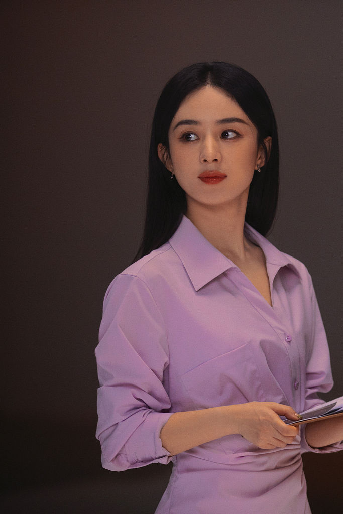 赵丽颖有为无畏短片花絮曝光紫色衬衫裙造型清丽恬静