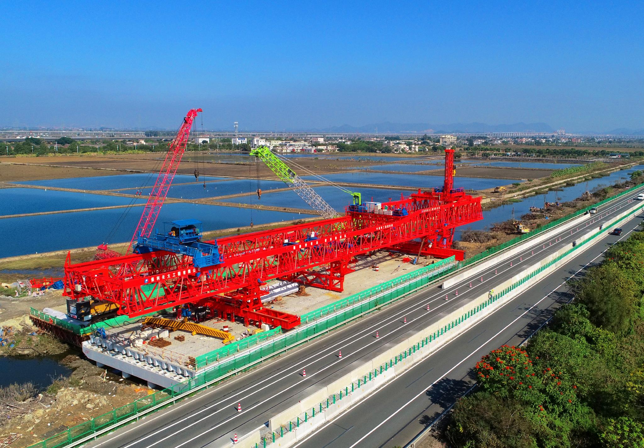 世界首台桩梁一体造桥机“共工号”投入使用 中国中铁研制