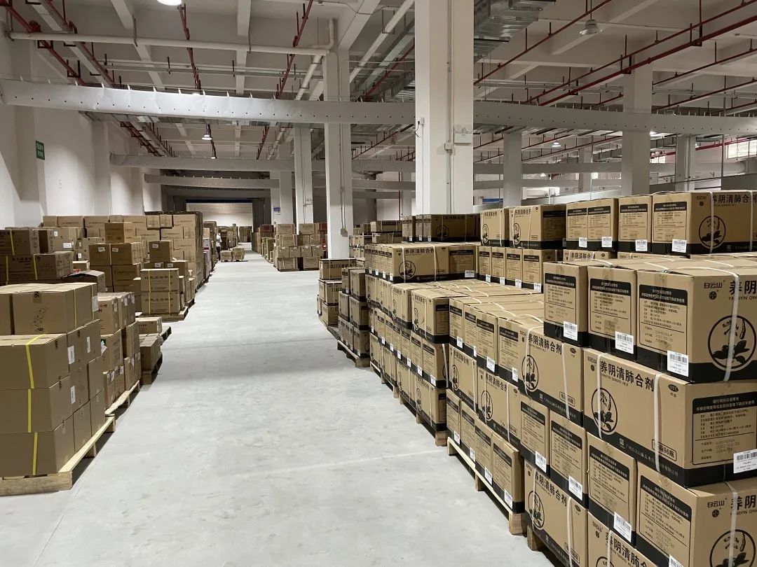 图为配送仓库一角