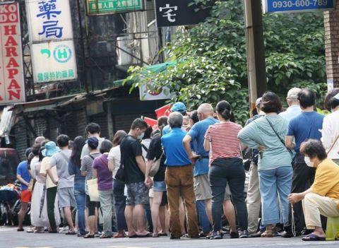 台湾民众去药店排队购买快筛试剂。图片来源：台湾中时新闻网 范扬光 摄