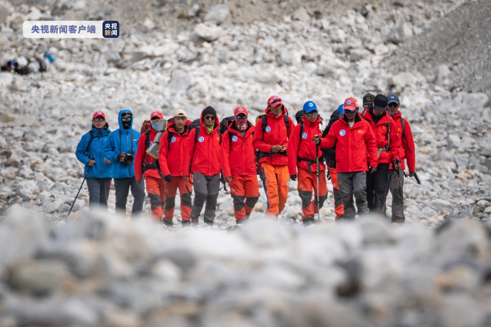 “巅峰使命”珠峰科考丨13名科考登顶队员已安全返回珠峰大本营
