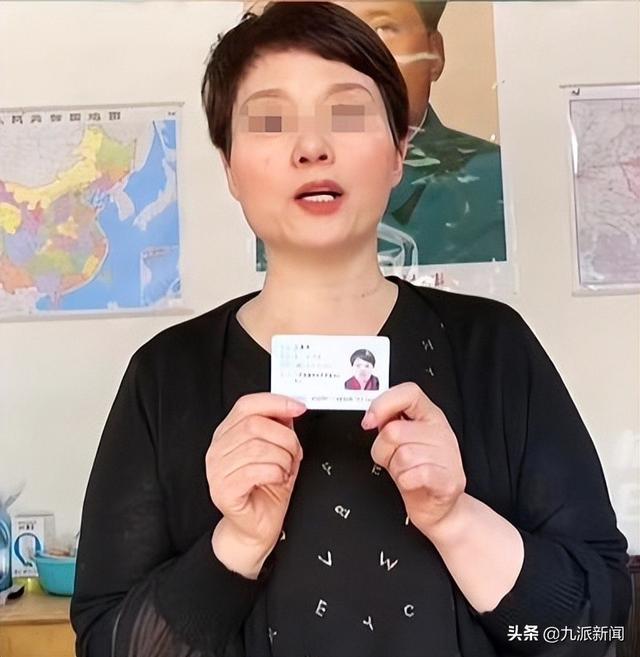 5月4日,孔素英在举报视频中手持身份证表示:自己实名举报山东蓝翔技校