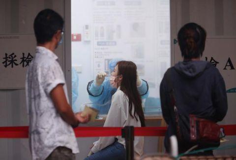 台湾民众在做采检。图片来源：台湾中时新闻网 陈怡诚 摄