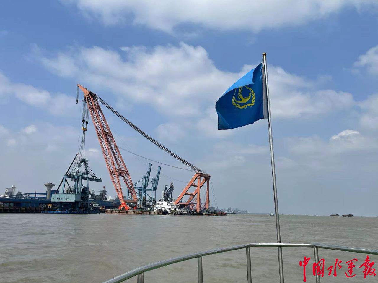 据介绍,此次施工地点位于沙钢集团海力码头前沿水域,船舶往来密集