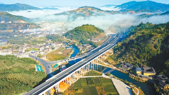 图为漳武高速公路南靖段穿过土楼群的田中赋大桥.