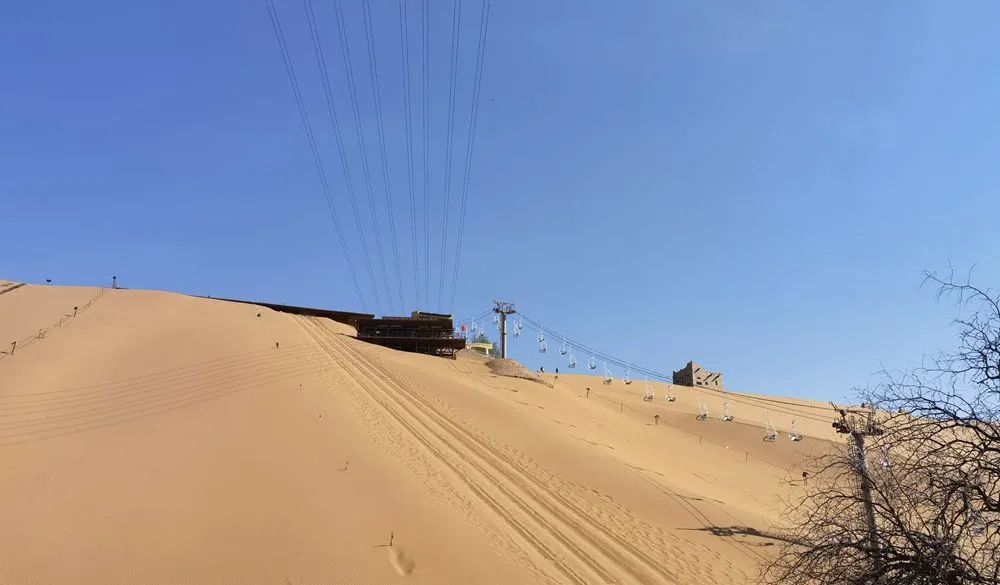 宁夏中卫沙坡头旅游区空旷的滑沙缆车区 图片着手：受访者提供