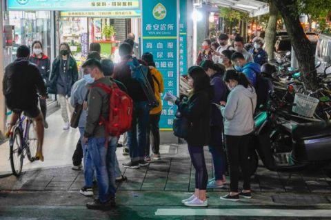 疫情不断升温，不少台湾民众下班后排队买快筛试剂。图片来源：台湾中时新闻网 黄子明 摄