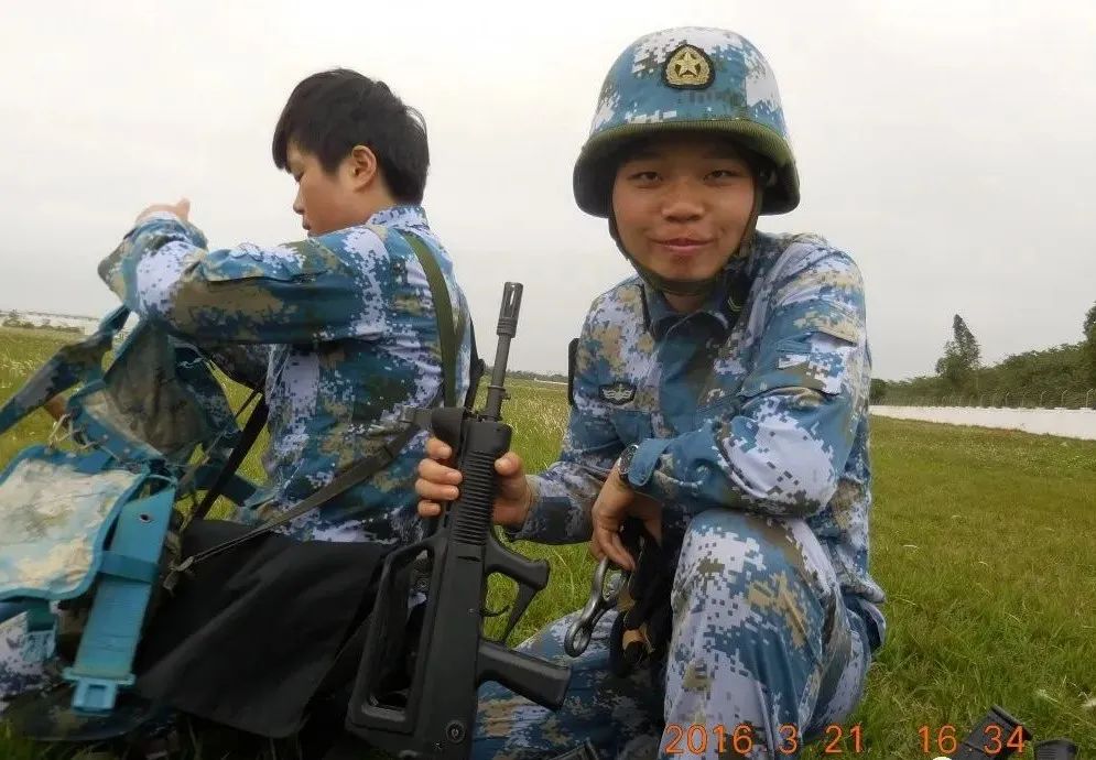 徒手抓蛇生吃虫子这名海军陆战队女兵真飒