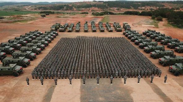 第三代猛士122毫米火箭炮轻高机新利器亮相演兵场万箭齐发场面震撼