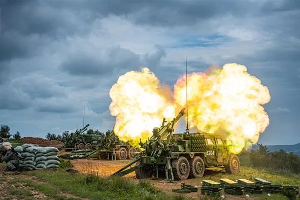 第三代猛士122毫米火箭炮轻高机新利器亮相演兵场万箭齐发场面震撼