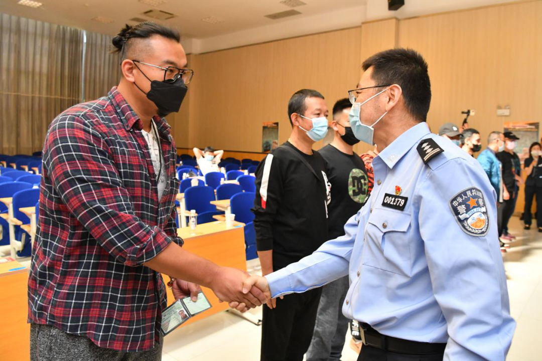 4月28日,昆明,驾驶员领到C6驾照。当日,云南省首批13名增驾C6驾照的驾驶人在昆明顺利通过考试,正式领证。为满足民众驾驶房车出游需求,2021年12月27日公安部新修订的《机动车驾驶证申领和使用规定》于2022年4月1日正式实施,新增了“轻型牵引挂车”(C6准驾车型)。图/中新社记者刘冉阳 摄