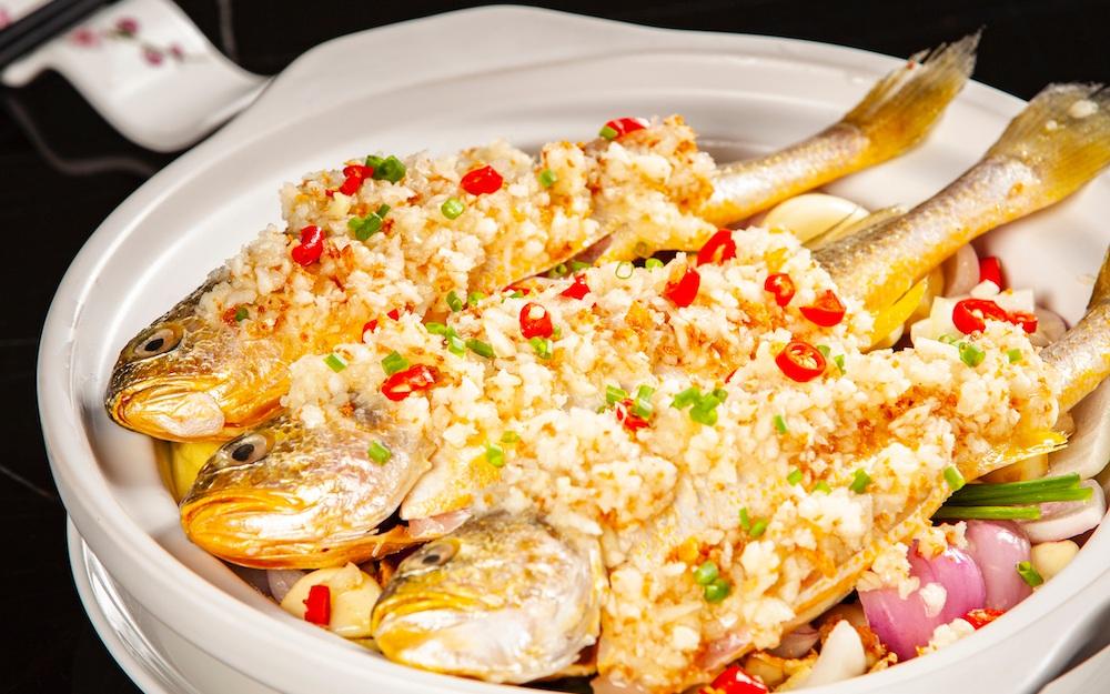 黄金蒜生焗黄花鱼.