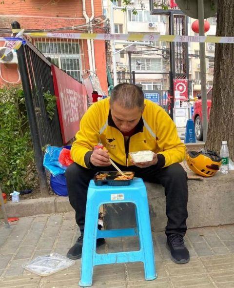 党员跑腿骑手管控区做志愿者一天运送物资超200单消杀40余次