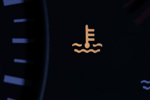 仪表盘上"水温报警灯"亮起,说明水箱水温过高.