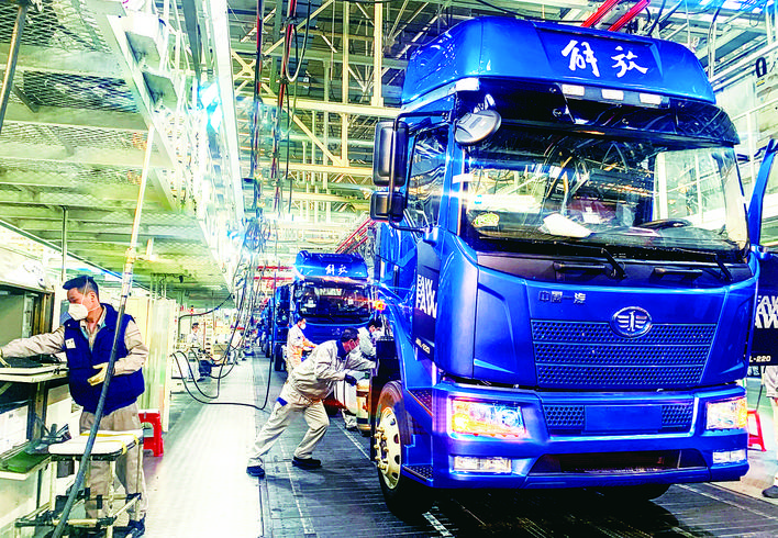 长春轨道客车股份有限公司转向架制造中心焊接车间,机器轰鸣,火花四溅