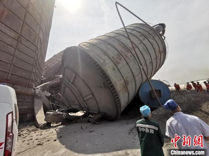 山西晋中榆次一企业粉煤灰仓倾倒7人被困已救出5人