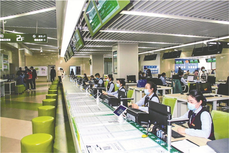 包头市政务服务大厅综合受理窗口 (包头市行政审批和政务服务局供图)