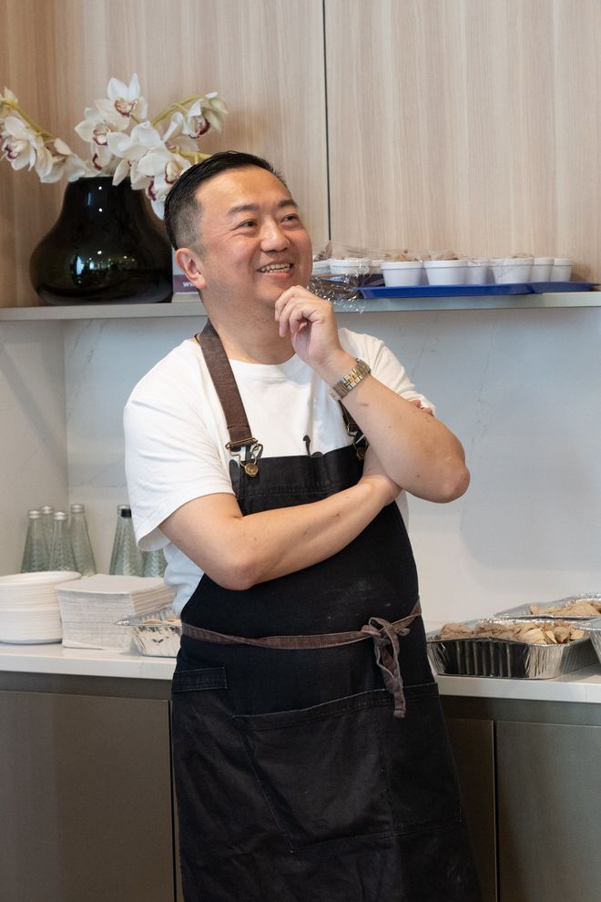 　　图注：英国顶级酒店销售经理、高端私厨和美食达人 Jason Li 亲自掌厨，为贵宾提供可口美食。