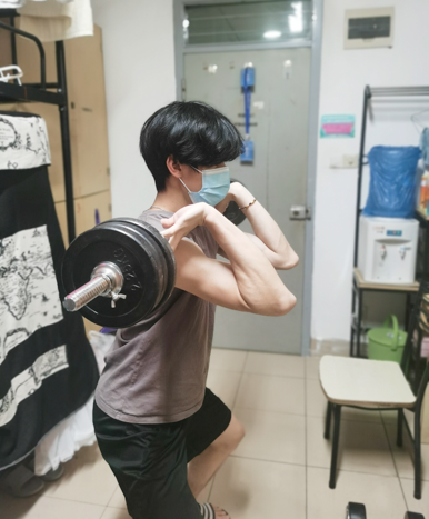 大学生们"宅"而不"懒",通过引体向上,俯卧撑,瑜伽等多种形式进行体育