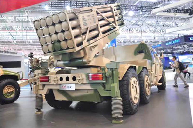 第三代猛士122毫米火箭炮轻高机新利器亮相演兵场万箭齐发场面震撼