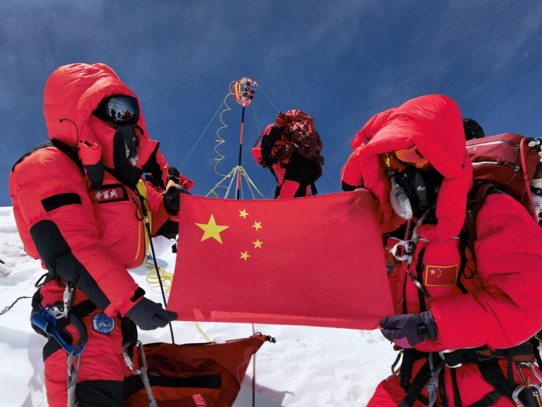 　　​ (2020年珠峰高程测量登山队登顶珠峰)