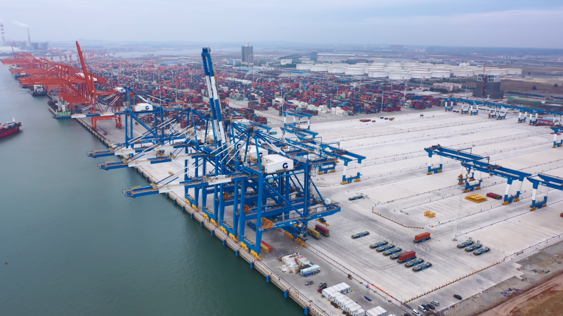 图为北部湾港全球首创"u"型自动化码头加快推进,将于6月底正式运营