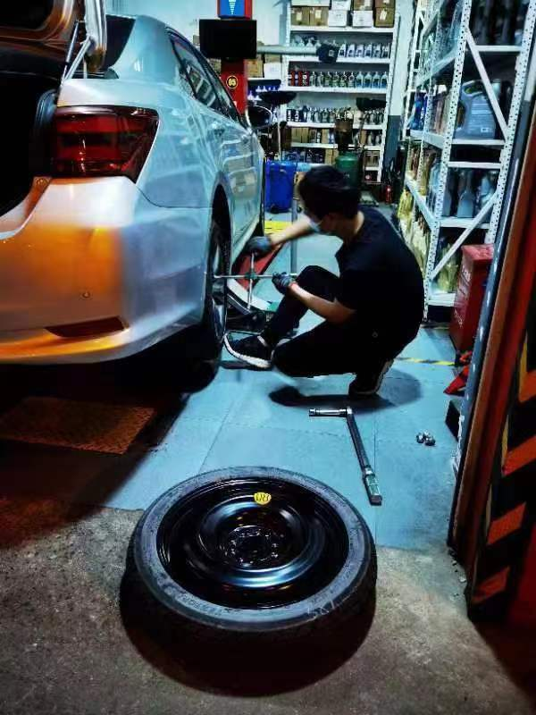 车工场店(中山南一路店)技师杨振州晚上加班加点,为防疫车辆免费补胎