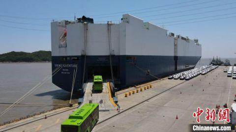 出口天然气大客车在梅西滚装船码头装船等待出运  茹俞栋 摄
