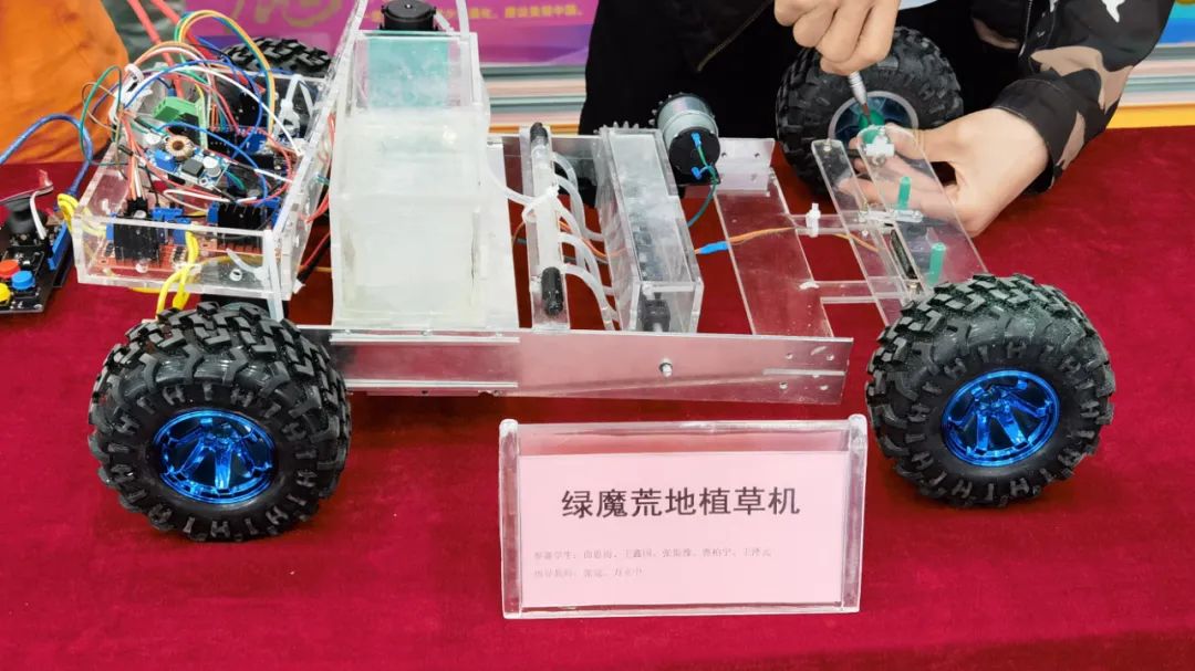 开始了展览和演示15组学校学生制作的创新作品以仿生机械和生态修复