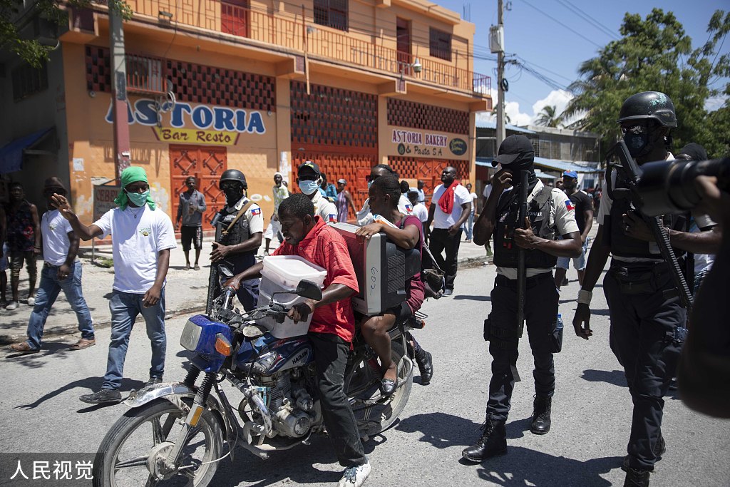 海地首都帮派冲突致至少75死（资料图）海外网5月7日电据法新社报道，联合国6日公布的数据显示，海地首都帮派之间的冲突自4月24日爆发以来，已经造成至少75人死亡，包括妇女和儿童，另有68人受伤。当地安