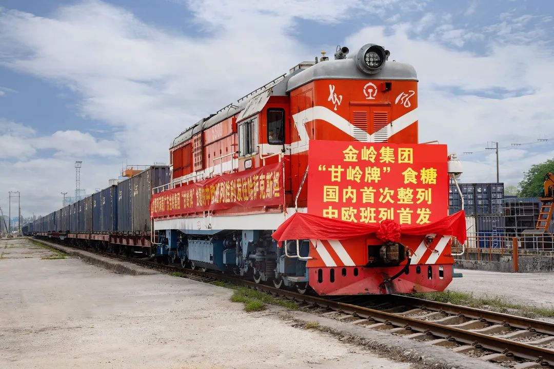 专列从湛江遂溪火车站缓缓驶出一列满载着100个标准集装箱柜的随着