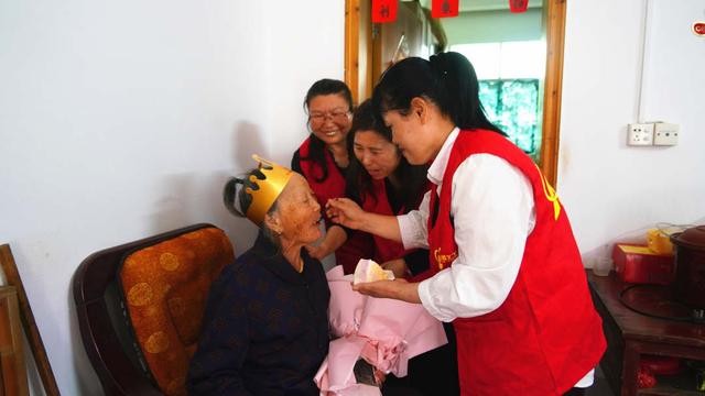赣州会昌：为9名百岁老人过母亲节