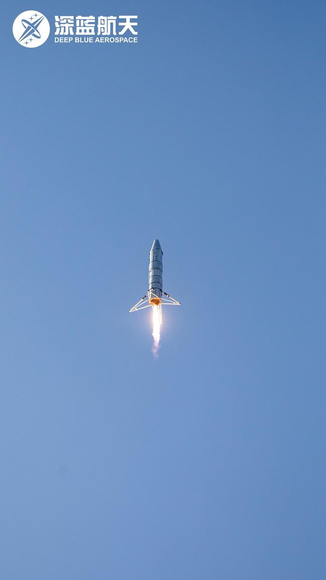 　　图：深蓝航天公里级VTVL垂直回收飞行试验任务照片