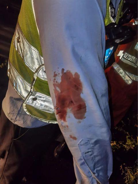 危急关头他手肘砸窗救人