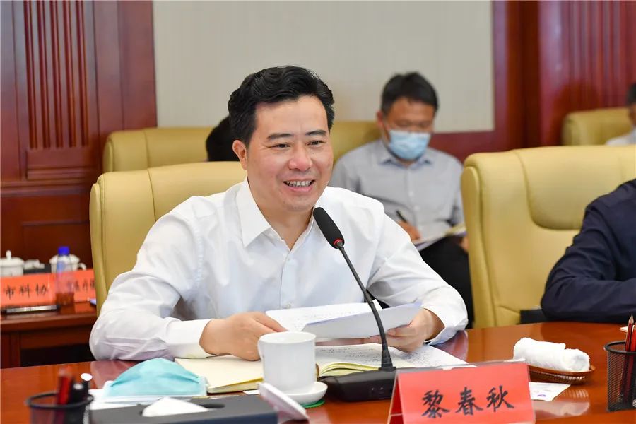 (市委副书记,市长黎春秋出席并讲话.以上照片均由记者 潘雨 摄)