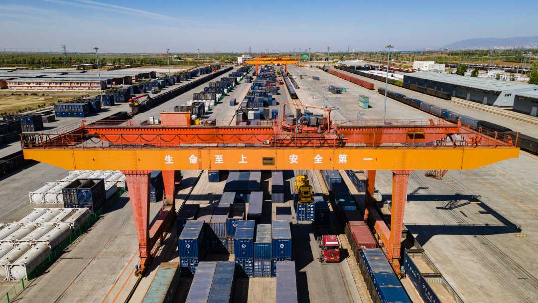 沙良物流园内的机械设备正在装卸集装箱.(通讯员 夏亮摄)