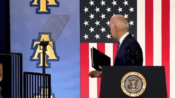 今年4月，拜登在结束演讲后做出了疑似跟“空气”握手的动作，并在台上背过身走了几步后才离开