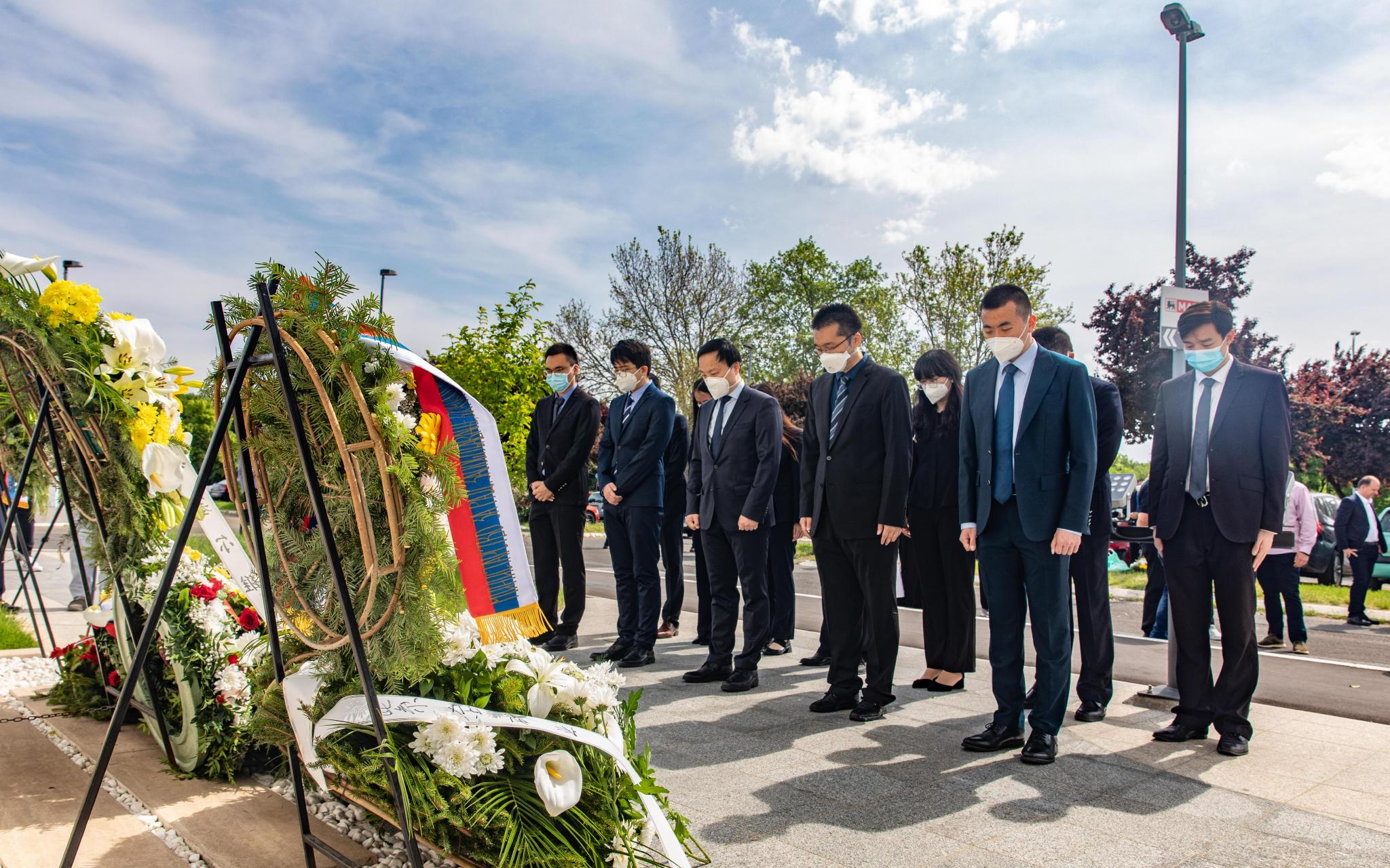 塞中官员凭吊在中国驻南联盟使馆被炸事件中牺牲的烈士